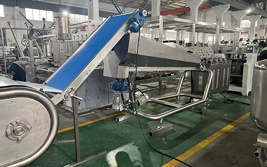 Linha de produção de doces no Egito